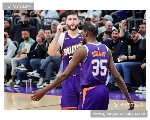 邓弗里斯被换下情绪激动砸球嘟囔引发球队内部气氛关注